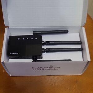 Dual Band WiFi Repeater - Black